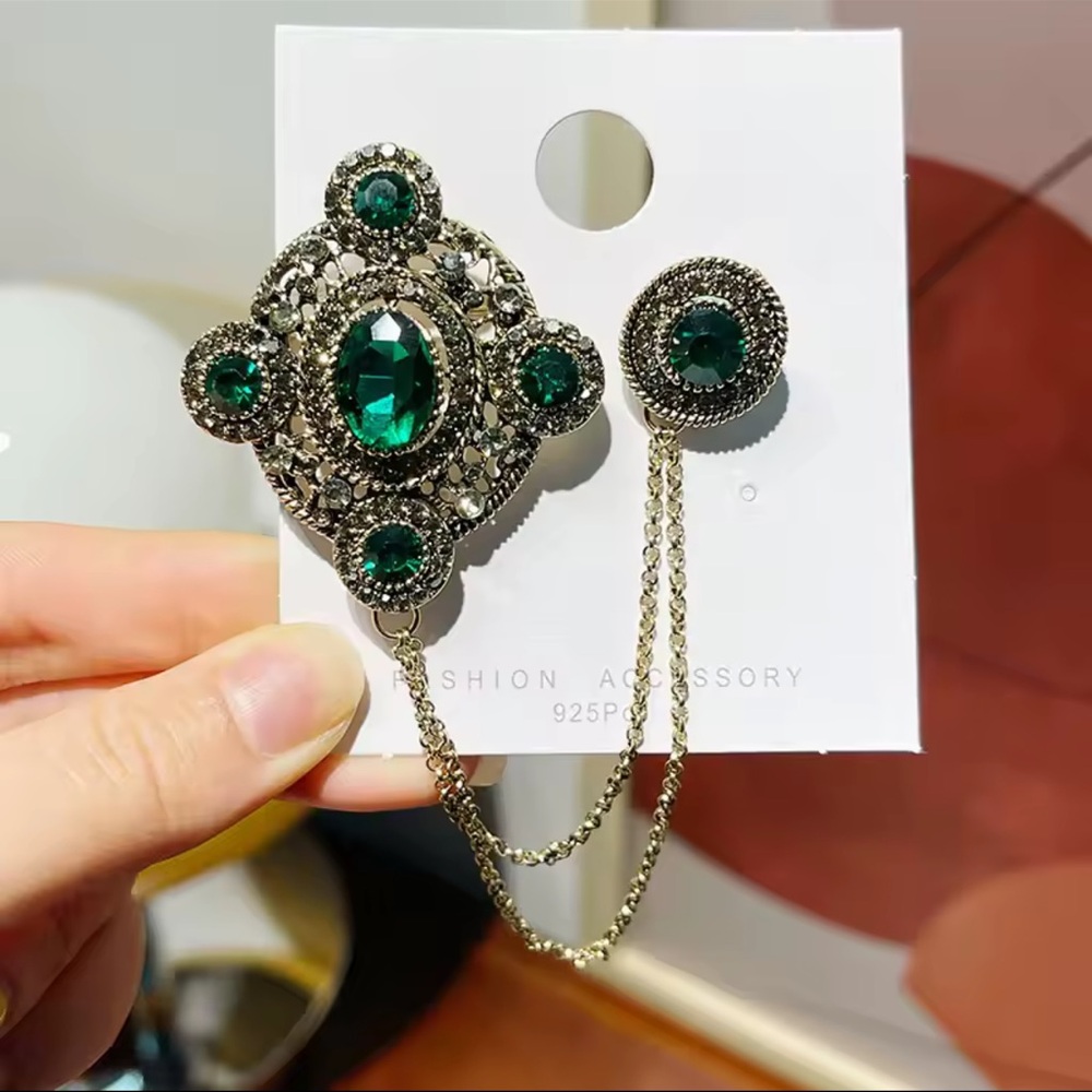 Vintage Emerald Brooch Pin with Chain โ Elegant Green Crystal Statement Jewelry - Picture 2 of 7
